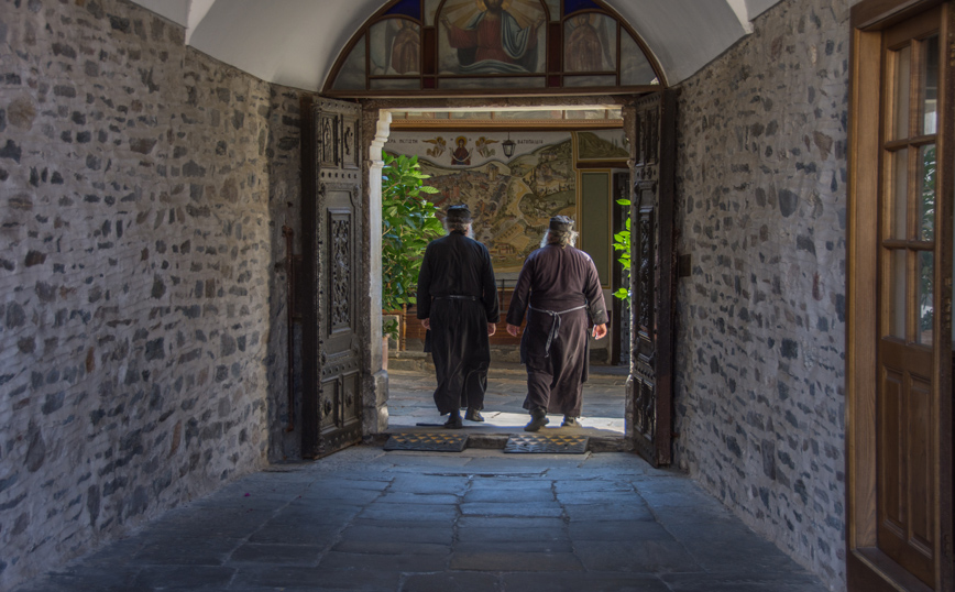 Κορονοϊός: Εξηγήσεις από το Άγιο Όρος για τα κηρύγματα αρνητών και τους θανάτους μοναχών