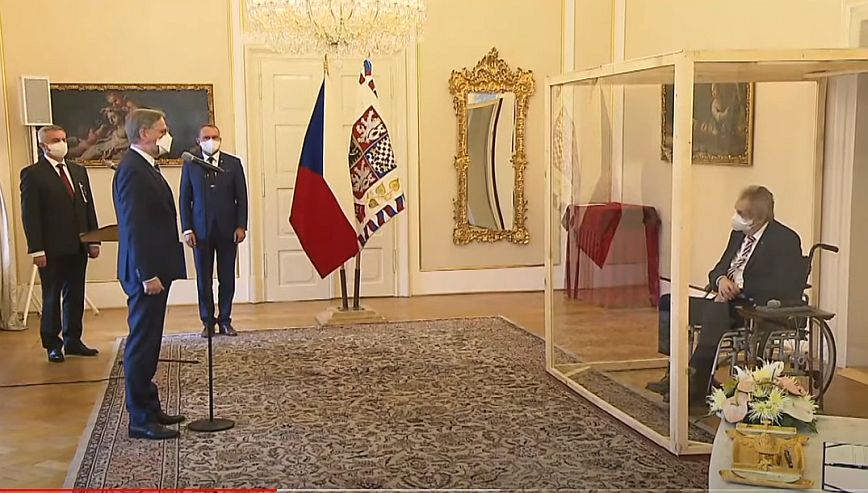 Τσεχία: Ο πρόεδρος Ζέμαν διόρισε τον νέο πρωθυπουργό μέσα σε κουτί από πλεξιγκλάς &#8211; Δείτε το βίντεο