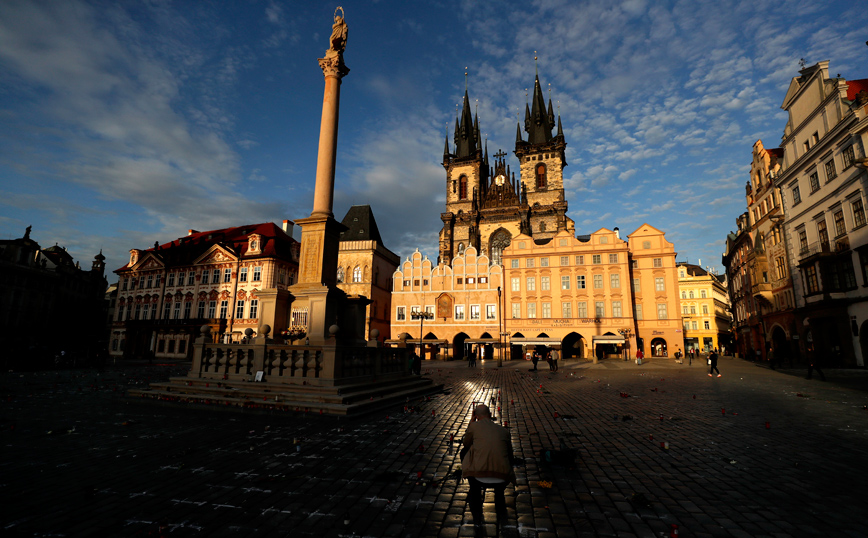 Σε κατάσταση έκτακτης ανάγκης η Τσεχία – Κλείνει τις χριστουγεννιάτικες αγορές