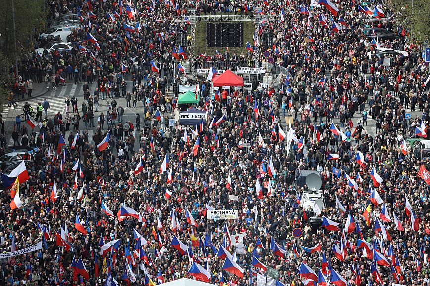 Τσεχία: Χιλιάδες πολίτες διαδήλωσαν στην Πράγα και ζήτησαν την παραίτηση της κυβέρνησης