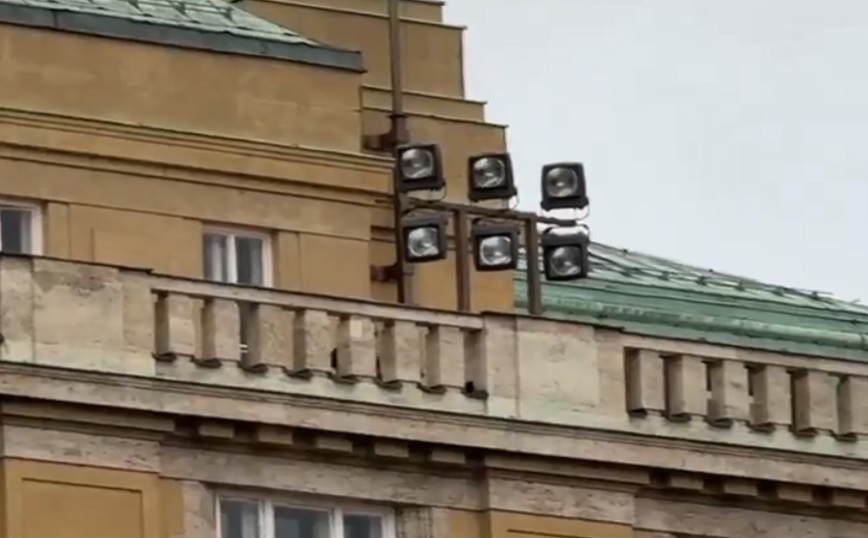 Μακελειό στην Πράγα &#8211; Βίντεο ντοκουμέντο: Η στιγμή που ο Ντέιβιντ Κόζακ σηκώνει το όπλο και πυροβολεί φοιτητές