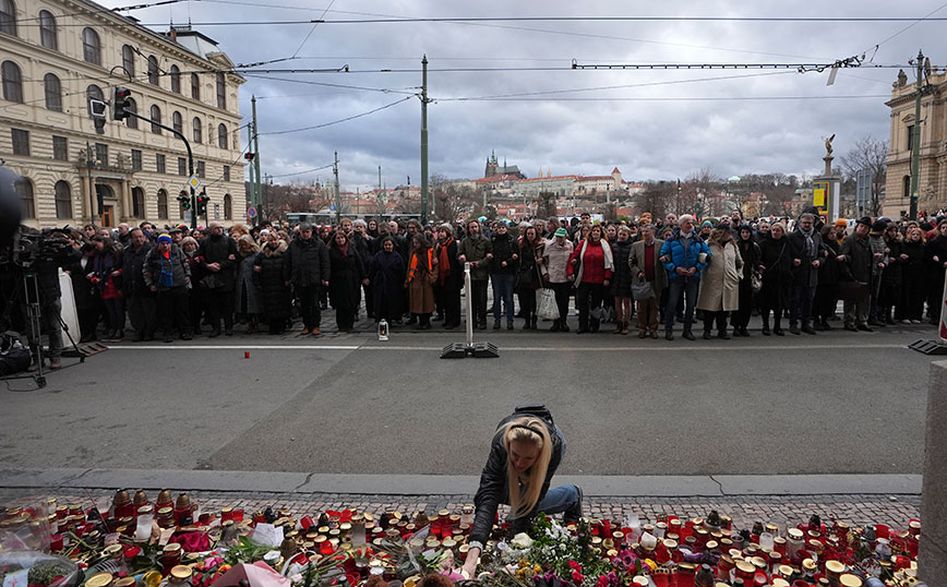 Τσεχία: Ανθρώπινη αλυσίδα στη μνήμη των 14 θυμάτων της επίθεσης στη Σχολή Καλών Τεχνών 