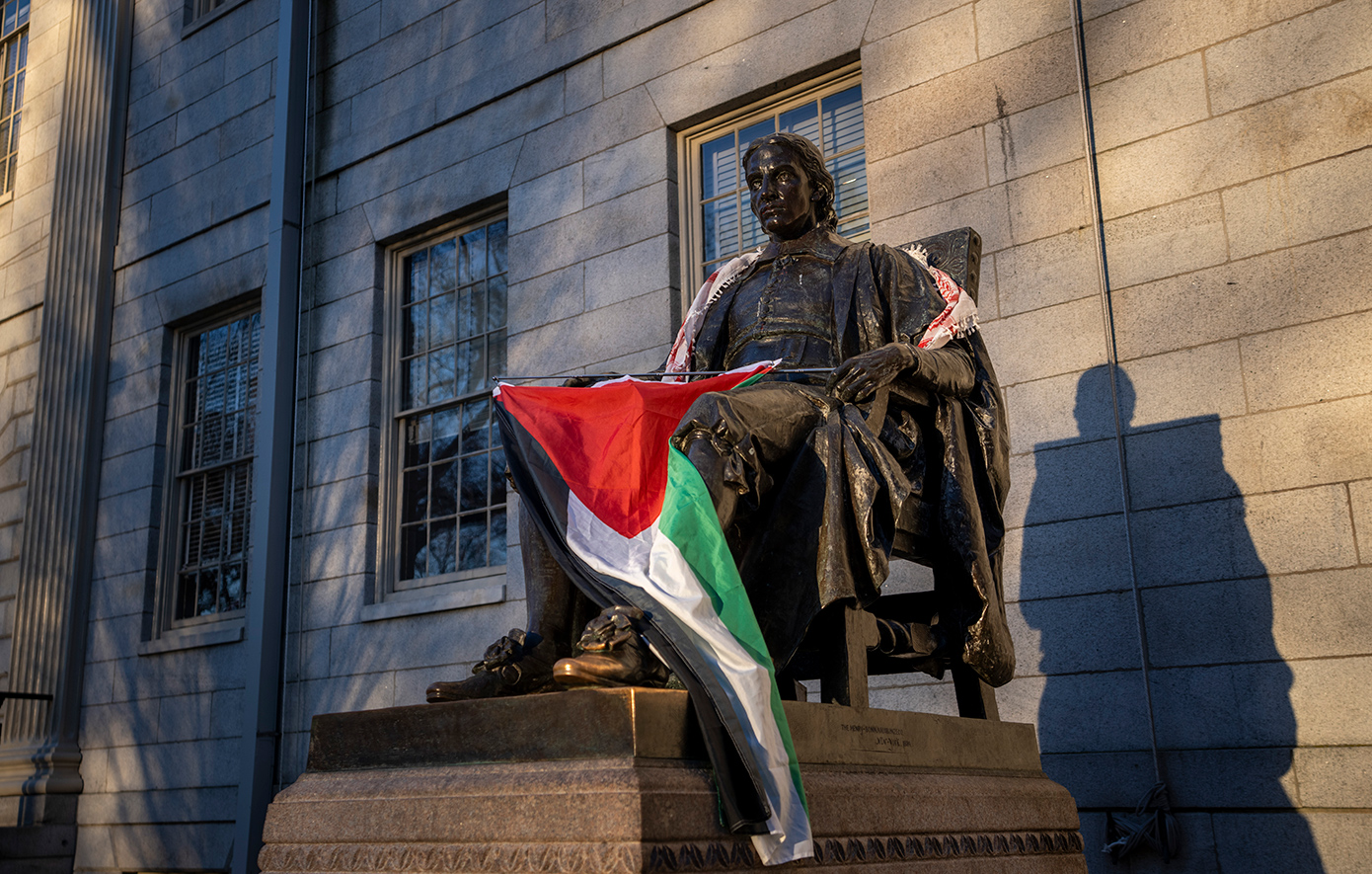 «Το Χάρβαρντ έπεσε» &#8211; Αντικαταστάθηκε από την παλαιστινιακή η αμερικανική σημαία στο πανεπιστήμιο