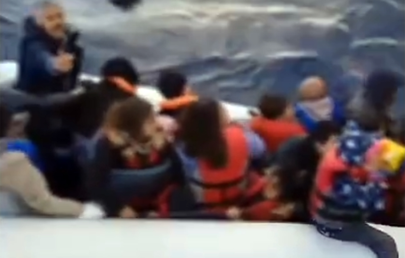 Βίντεο από τη διάσωση 25 μεταναστών ανοιχτά της Σάμου εν μέσω θαλασσοταραχής &#8211; Νεκρός ανασύρθηκε ένας άνδρας