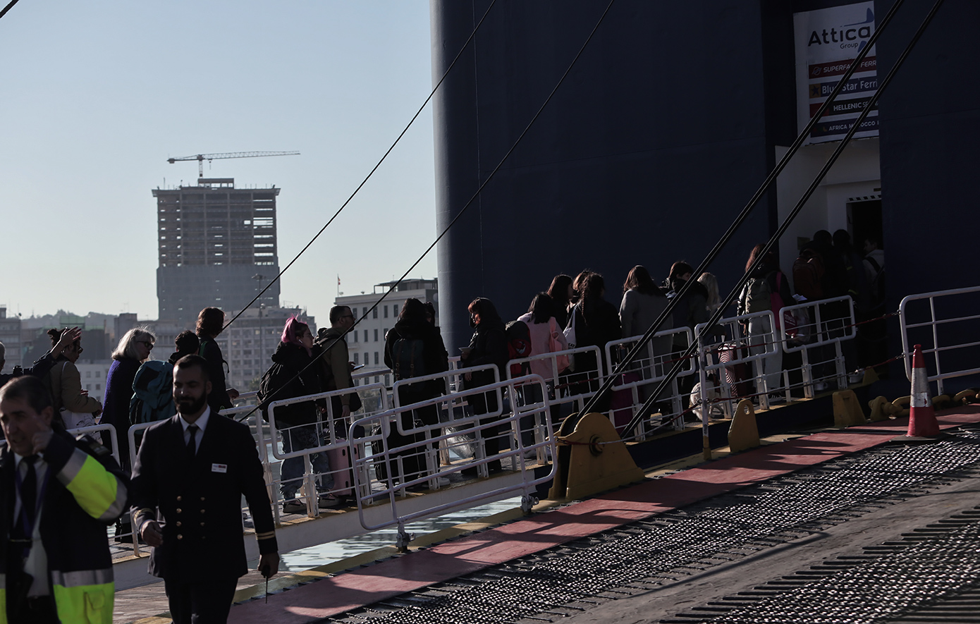 Όπου φύγει φύγει οι Αθηναίοι με προορισμό τα νησιά &#8211; Αυξημένη η κίνηση στο λιμάνι του Πειραιά ενόψει Πάσχα