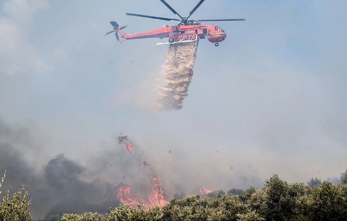 Φωτιά στην Προσύμνη Αργολίδας: Εναέρια μέσα στη μάχη με τις φλόγες &#8211; Η πυρκαγιά κατευθύνεται προς την Κορίνθια