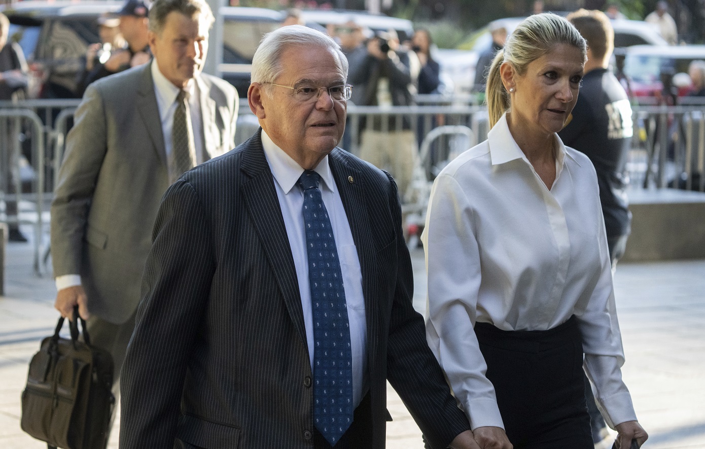 Ξεκίνησε η δίκη του γερουσιαστή Ρόμπερτ Μενέντεζ για διαφθορά &#8211; Διαχωρίστηκε η υπόθεση για τη σύζυγό του